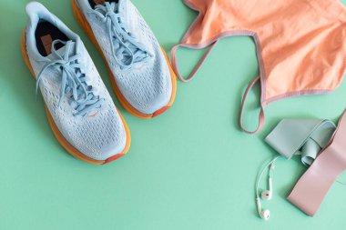 Düz yatak sporları, lastik bantlar, su, spor ayakkabıları