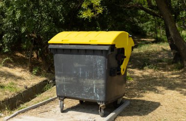 büyük bir açık hava çöp konteynırı
