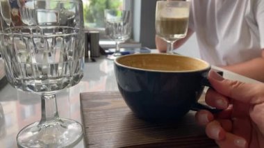 Kahve içerken sohbet etmek, kafede bir masada oturmak.