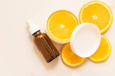 yüz serumu ve kremi C vitamini, portakal dilimleri, ambalaj kabı