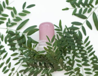 Yeşil yapraklı pembe deodorant taşı, ekoloji konsepti.