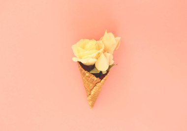 Waffle dondurma külahında üç yumuşak pembe gül