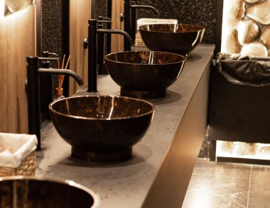 Lokantanın tuvaletinde karanlık lavabolar var.