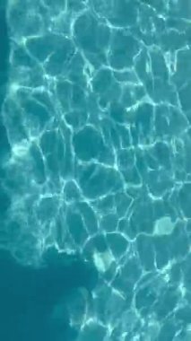 Açık havuzda mavi su