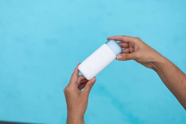 Eller spf güneş kremi, havuz arkası