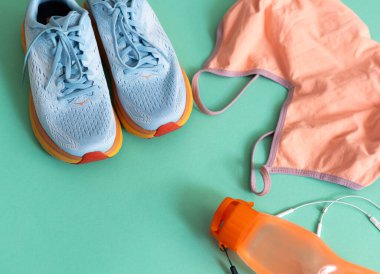 Spor kıyafetleri, ayakkabıları ve kulaklığı olan bir daire.