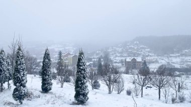 Dağdan karla kaplı küçük bir kasabanın manzarası
