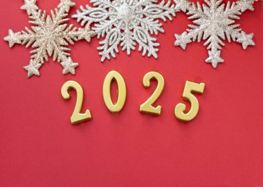 Kırmızı arkaplanda yeni yıl 2025