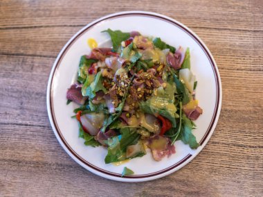 Taze sebze salatası, yeşillik ve soslu biftek.