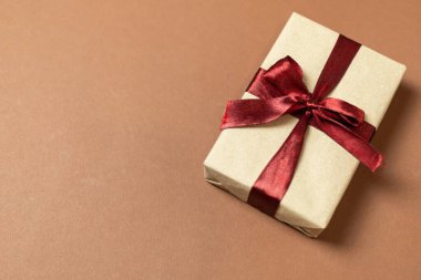 Burgundy renk yaylı el işi hediye kutusu