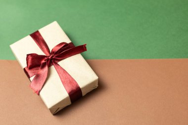 Burgundy renk yaylı el işi hediye kutusu