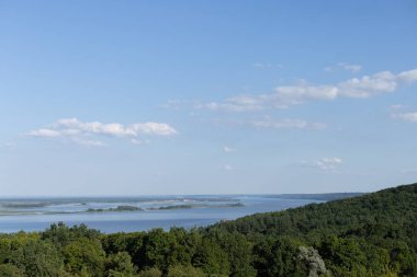 manzara, yeşil ağaçlar mavi gökyüzü ve su arkaplanında