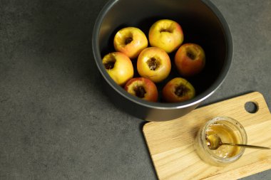 Elmaları ballı ve fındıklı fırında pişirmek için hazırlıyorum.