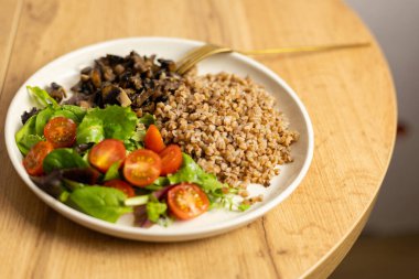 Sağlıklı beslenme, tabak kuralı, yeşil salata, karabuğday ve mantarlı tabak.