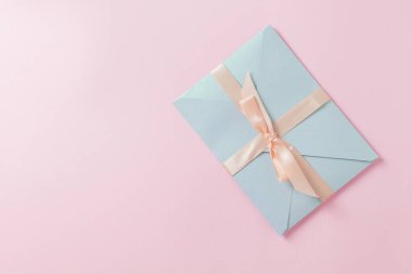 Açık mavi sertifikalı pembe kurdele, hediye çeki, hediye çeki veya indirim.