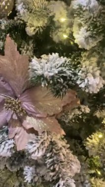 Karla kaplı Noel ağacında Noel topları, dikey