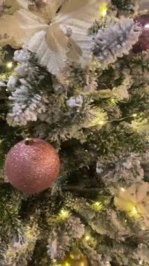 Karla kaplı Noel ağacında Noel topları, dikey