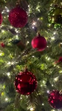 arkaplan, Noel kırmızı ve yeşil katmanlar, süslemeler ve Noel ağacındaki ışıklar