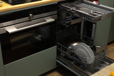 Bulaşık makinesine koy.