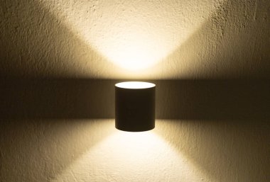 başucundaki lamba desenli beyaz duvarda