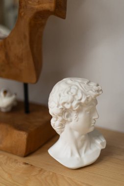 David 'in raftaki beyazlı büstü.