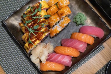 Restoranda bir tabakta suşi rulosu.