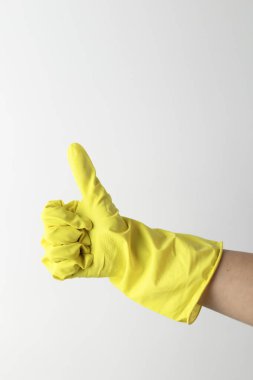 Oda servisi konsepti. Beyaz arkaplanda parmak izi gösteren sarı eldiven.