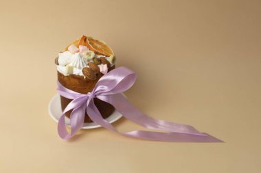 Saten mor fiyonklu paskalya pastası, bahar konsepti.