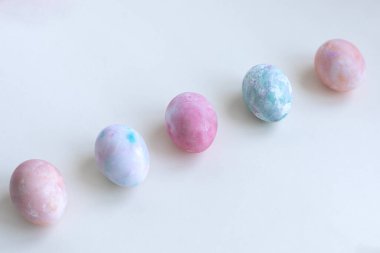 Paskalya yumurtaları pastel renklerle boyanır.