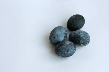 Karkade çayıyla boyanmış dört Paskalya yumurtası.