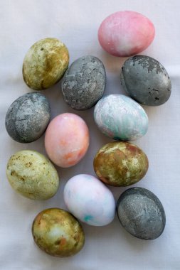 Paskalya yumurtaları doğal olarak yumuşak renklerde boyanır.