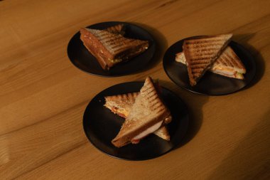 Masada üç sıcak sandviç, öğle yemeği.