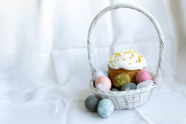 Sepetinde Paskalya yumurtası olan Paskalya pastası.