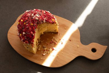 Kuru üzümlü Paskalya pastası dokusu, güneş ışığı.