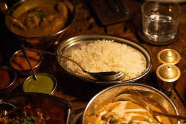 Hint yemekleriyle kaplı bir masa, yakın plan bir tabakta pirinç.