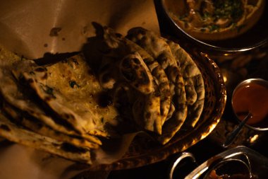 Hint yemekleri, masada bir tabakta tortilla
