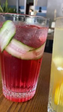 Bardaki masada bardakta soğuk kokteyller.