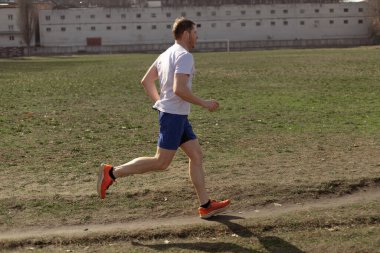 Profesyonel koşucu 40 + yaşında açık havada koşuyor, koşma konsepti