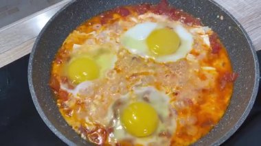 Shakshuka tavada, kahvaltıda kızartılıyor.