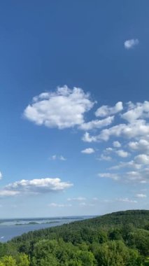 Bulutlu ve manzaralı gökyüzü