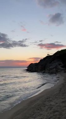 Dağın arkasından güneşin doğuşu deniz üzerinden, şafak, yolculuk, dikey