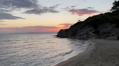 Dağın arkasından gün doğumu denizin üzerinden, şafak, yolculuk