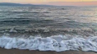Kumlu sahilde köpüklü deniz dalgaları, eğlence konsepti