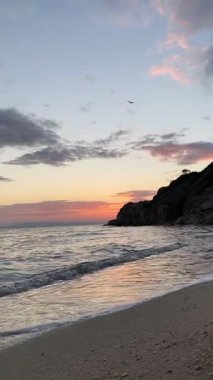 Dağın arkasından güneşin doğuşu deniz üzerinden, şafak, yolculuk, dikey