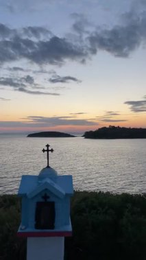 Denizdeki tepelerin manzarası, günbatımı, suyun deniz yüzeyi.