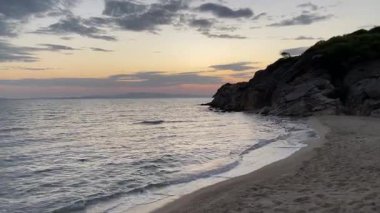 Dağın arkasından gün doğumu denizin üzerinden, şafak, yolculuk