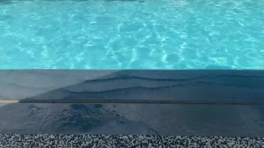 Açık havuzda mavi su