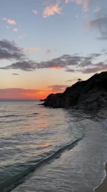 Dağın arkasından gün doğumu denizin üzerinden, şafak, yolculuk