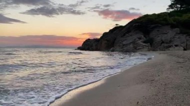 Dağın arkasından gün doğumu denizin üzerinden, şafak, yolculuk