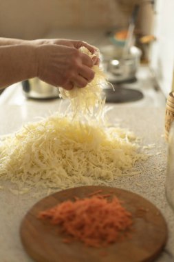 Ev mutfağında taze lahana doğrayan olgun bir kadın.